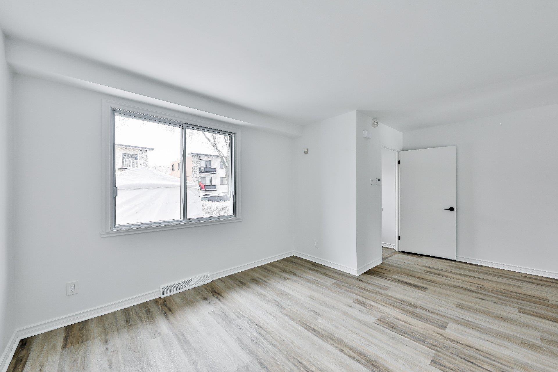 Installation de portes et fenêtres à Laval par Groupe SJF Construction